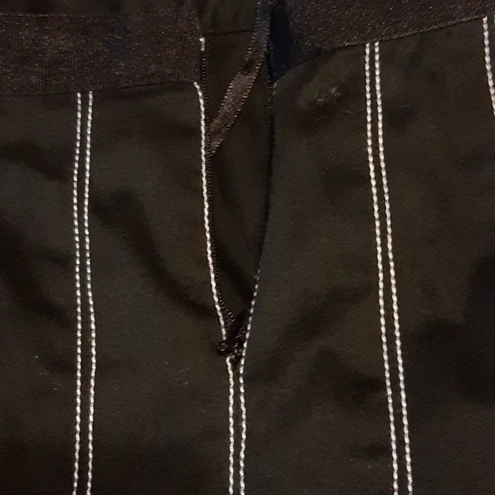 NWOT Central Fall Women Flair Black with White Lines Size 4